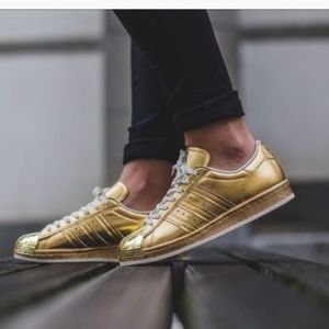Gold Adidas SuperStars💃